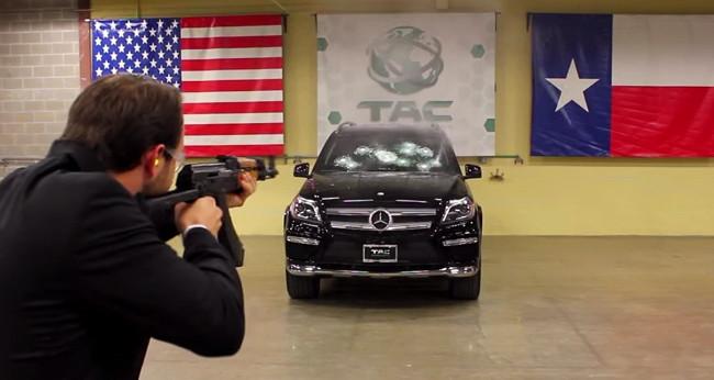 Espectacular prueba de resistencia: un fusil AK-47 acribilla a balazos un Mercedes-Benz GL blindado-0