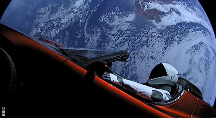 El Tesla Roadster de Eleon Musk sigue su aventura en el espacio, luego de cumplir un año en órbita.-0
