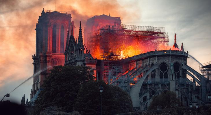 Se incendia la Catedral de Notre Dame de París -0