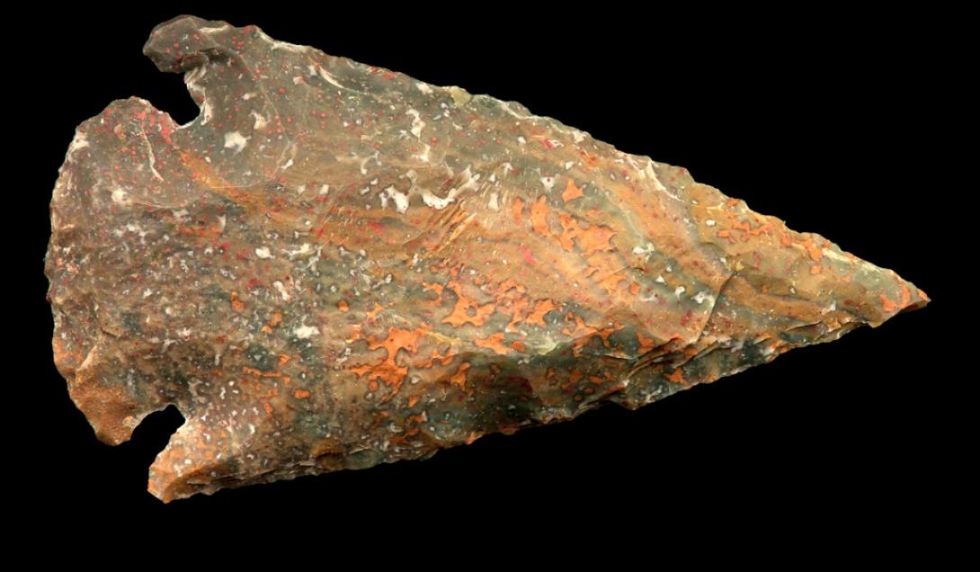 Descubren una punta de flecha fabricada con material extraterrestre hace 3 mil años-0